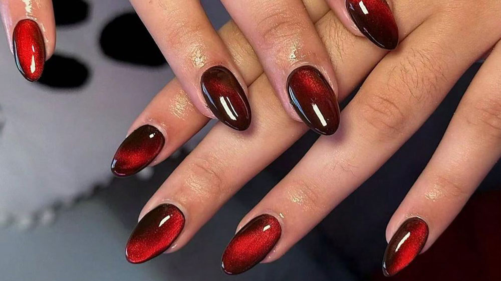دیزاین ناخنهای دست با لاک چشم گربه قرمز