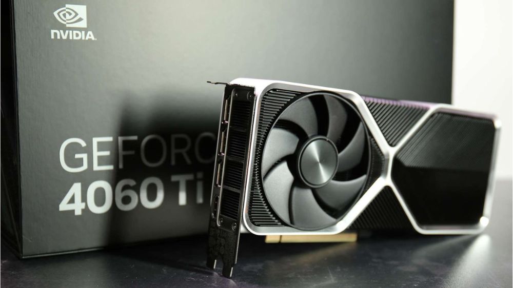 کارت گرافیک انویدیا جیفورس RTX 4060 Ti نسخه Founder's Edition در حالت افقی روی میز مشکی به همراه جعبه در پشت که لوگو انویدیا روی آن است