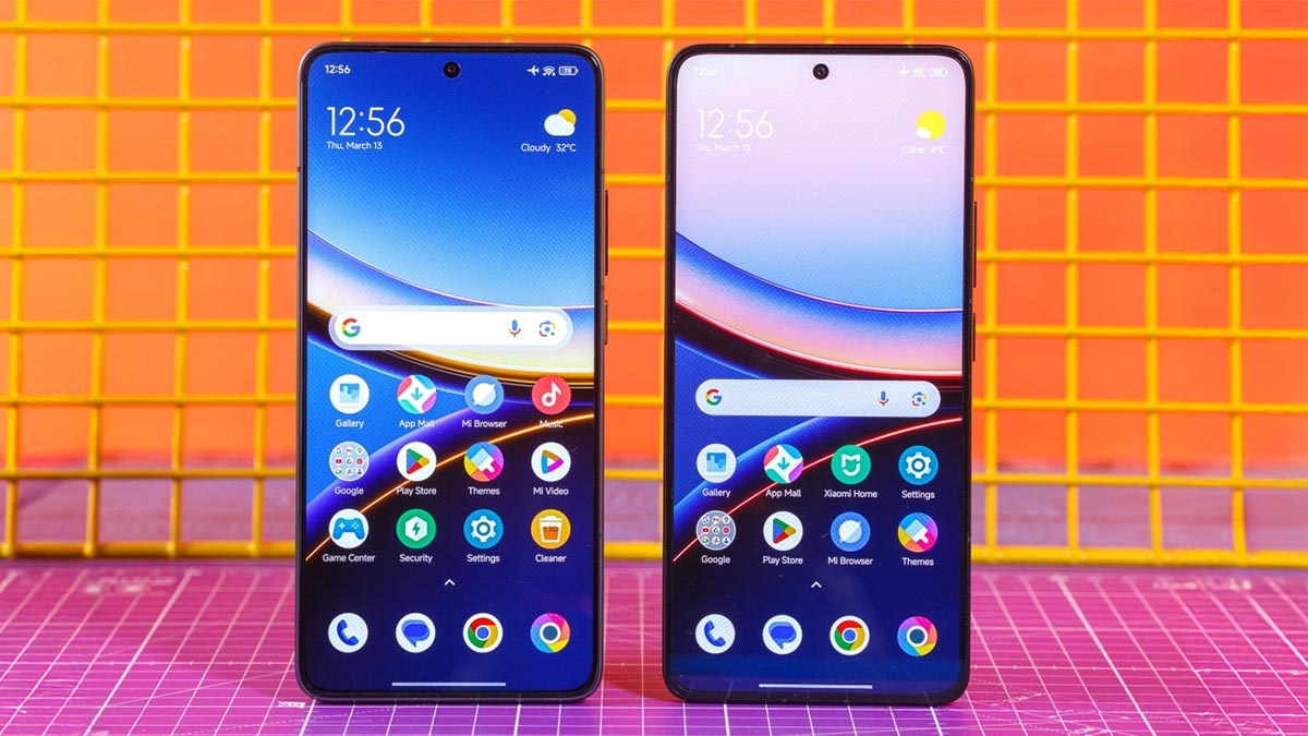 نمایش دو گوشی پوکو F7 Pro و پوکو F7 Ultra در کنار هم در حال نمایش صفحه نمایش خود روی سطح صورتی و پس زمینه آبی
