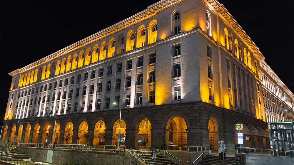 نمونه عکس دوربین اصلی پوکو F7 پرو در شب در حال نمایش یک ساختمان