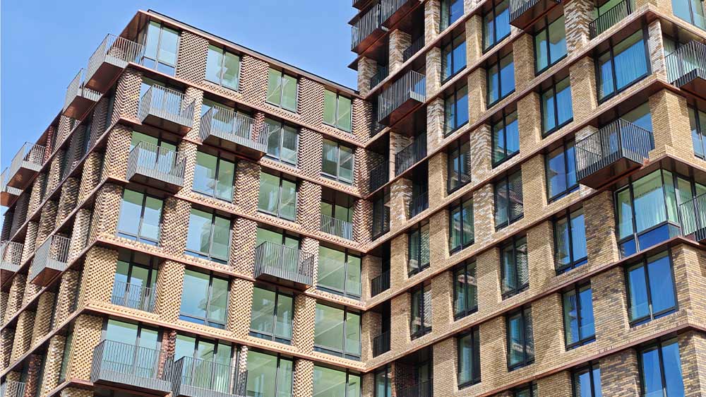 نمونه عکس دوربین اصلی پوکو اف ۷ اولترا در زوم ۲ برابری در حال نمایش یک ساختمان در یک روز آفتابی