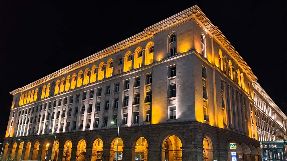 نمونه عکس دوربین اصلی پوکو F7 اولترا در شب در حال نمایش یک ساختمان