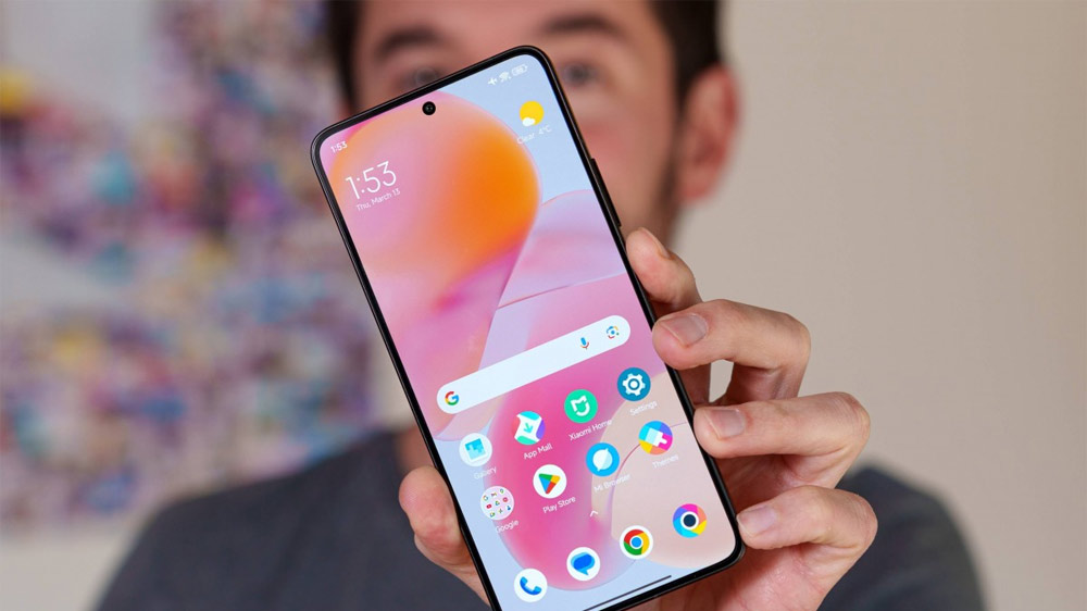 نمایش گوشی Poco F7 Ultra در حال نمایش صفحه نمایش خود در دست