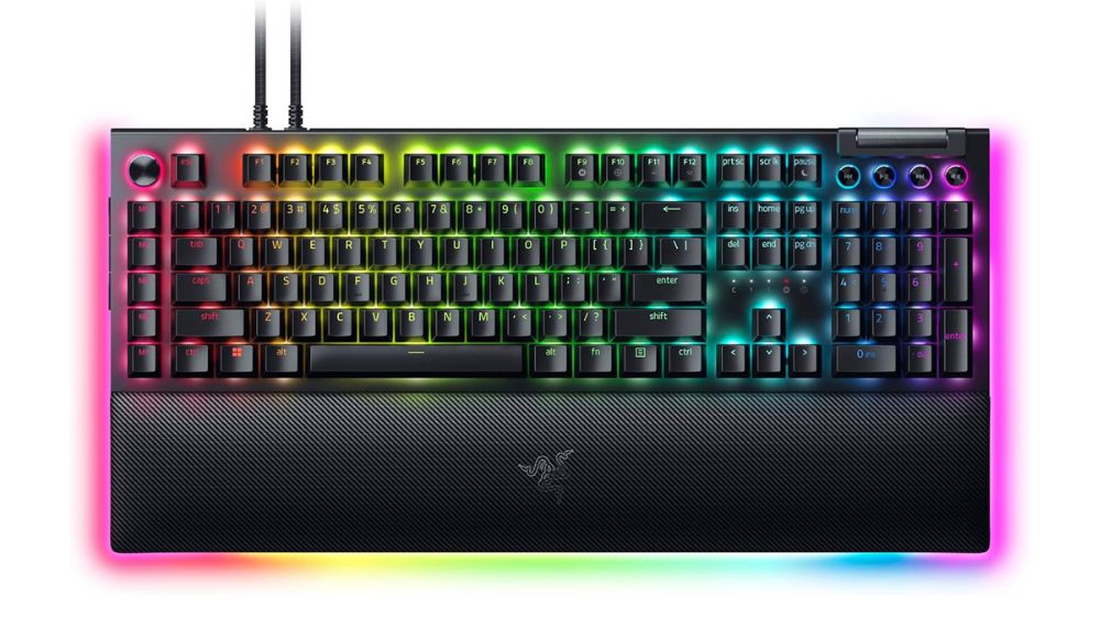 کیبورد مکانیکال ریزر مدل BlackWidow V4 Pro با نورپردازی RGB و پس زمینه سفید رنگ