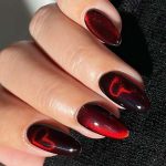 طراحی ناخن دست با لاک قرمز چشم گربه‌‌‌ای