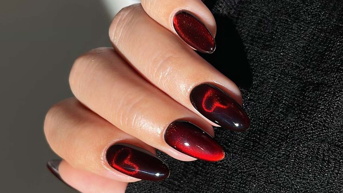 طراحی ناخن دست با لاک قرمز چشم گربه‌‌‌ای