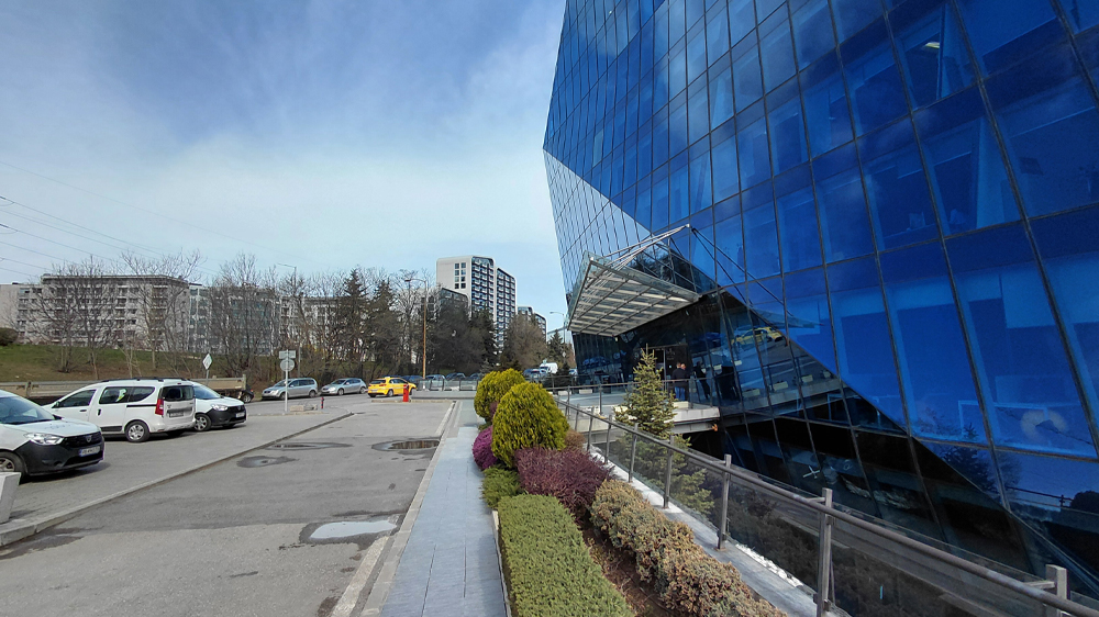 نمونه عکس دوربین اولتراواید گلکسی A36 در حال نمایش یک ساختمان و یک خیابان