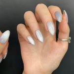 طراحی ناخن به لاک نقره‌ای با پس زمینه تیره