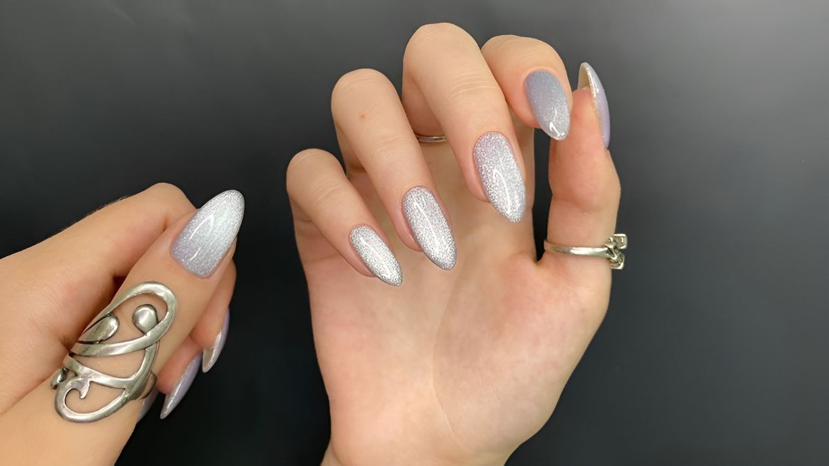 طراحی ناخن به لاک نقره‌ای با پس زمینه تیره