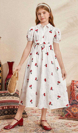 دختری با پیراهن سفید چین دار