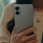 گوشی گلکسی S25 Edge نقره‌ای در دست یک نفر