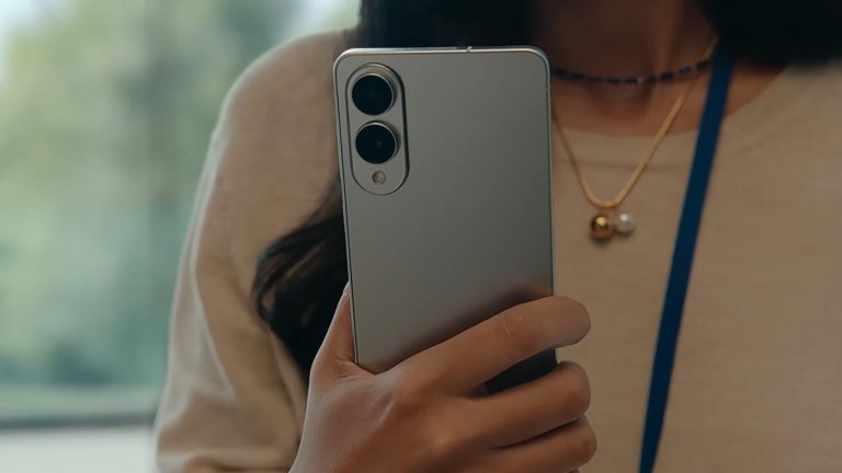 گوشی گلکسی S25 Edge نقره‌ای در دست یک نفر