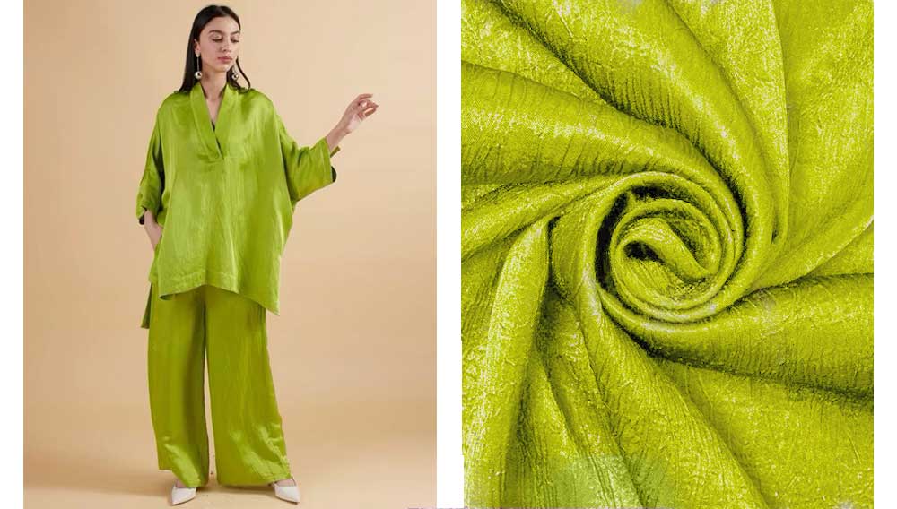 پارچه ساتن چروک با رنگ سبز و خانمی با لباس گشاد سبز رنگ ساتن