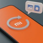 گوشی شیائومی با نماد ریست فکتوری روی صفحه نارنجی در کنار حباب شامل آیکون‌های فایل و گالری در پس‌زمینه خاکستری تیره