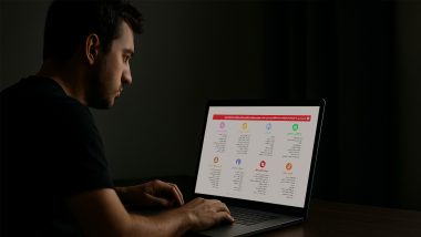 مردی نشسته در اتاقی کم‌نور روبه‌روی لپ‌تاپی که صفحه آن هشدار سایت پیوندها با پیام دولتی به زبان فارسی و نشانه محدودیت دسترسی به اینترنت را نمایش می‌دهد