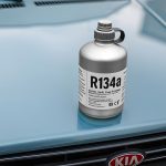 بطری فلزی گاز کولر r134a روی کاپوت یک پراید آبی