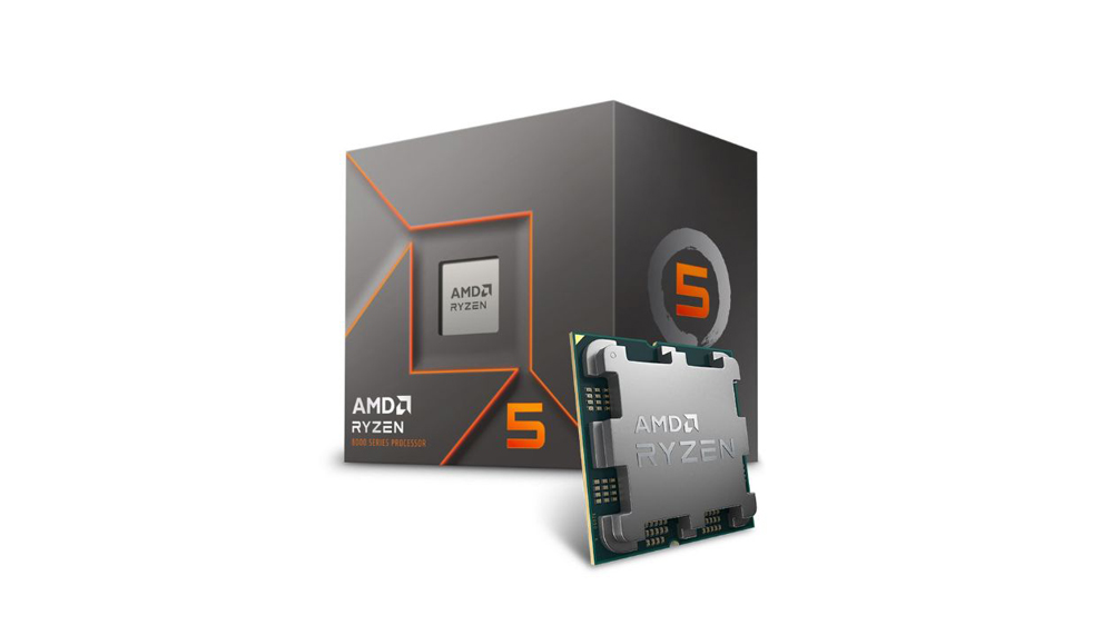 پردازنده AMD Rayzen 5 8400F در حالت ایستاده کنار جعبه مخصوص خاکستری و نارنجی با پسزمینه سفید رنگ
