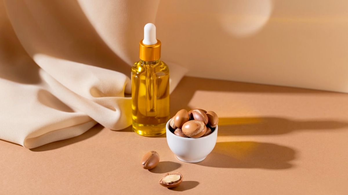 دانه و روغن آرگان داخل شیشه روی میز