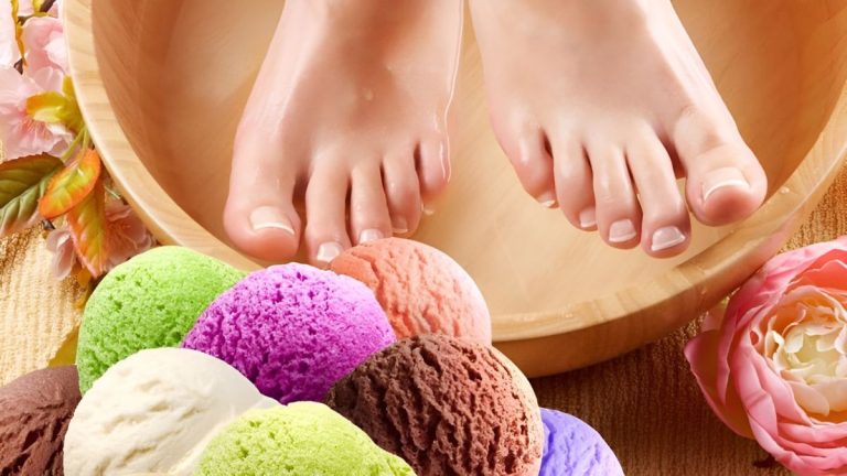 پاها داخل تشت چوبی آماده برای کوکتل پدیکور
