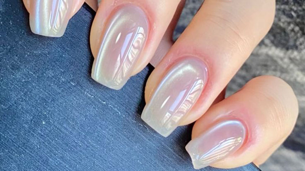 طراحی ناخن دست با لاک آیس سفید