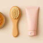 تیغ ژیلت، کرم، برس و اسکراب بدن در کنار هم با پس‌زمینه‌ای رنگی قرار دارند.