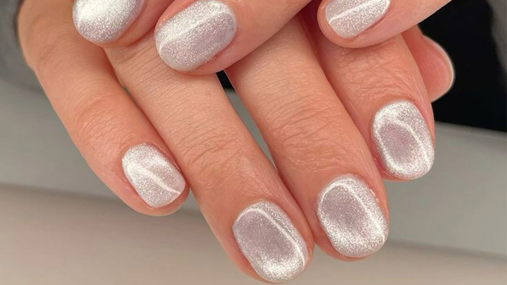 ناخنهای کوتاه با لاک آیس سفید