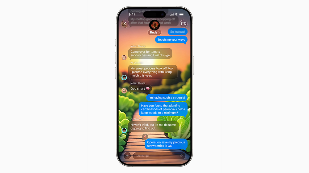 گوشی آیفون در حال نمایش چت گروهی در برنامه پیام سیستم عامل iOS 26 با پسزمینه سفارشی