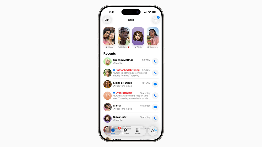 گوشی آیفون در حال نمایش برنامه تلفن بازطراحی شده سیستم عامل iOS 26
