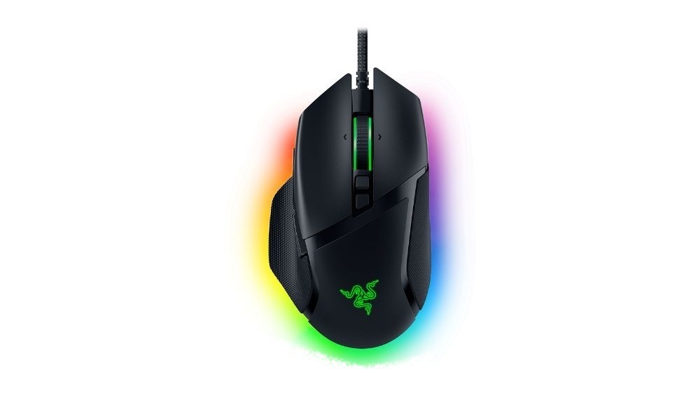 موس گیمینگ ریزر باسیلیسک V3 با سیم با نورپردازی RGB و پس زمینه سفید رنگ