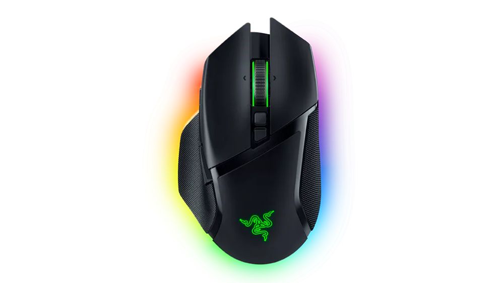 موس گیمینگ ریزر مدل باسیلیسک V3 Pro مشکی با نورپردازی RGB و پسزمینه سفید رنگ