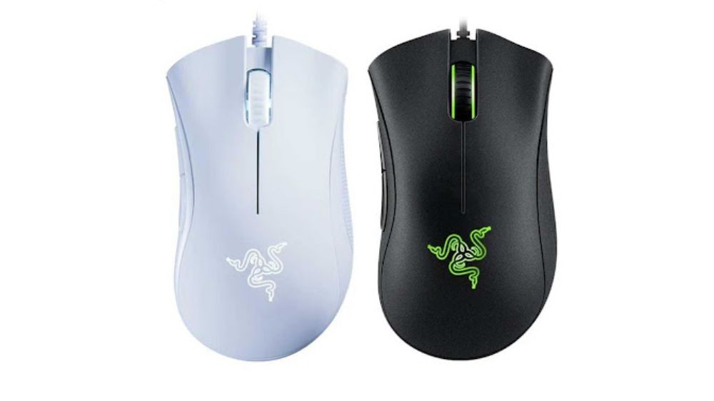 موس گیمینگ ریزر مدل Deathadder Essential نسخه مشکی در راست و نسخه سفید در چپ با پسزمینه سفید رنگ
