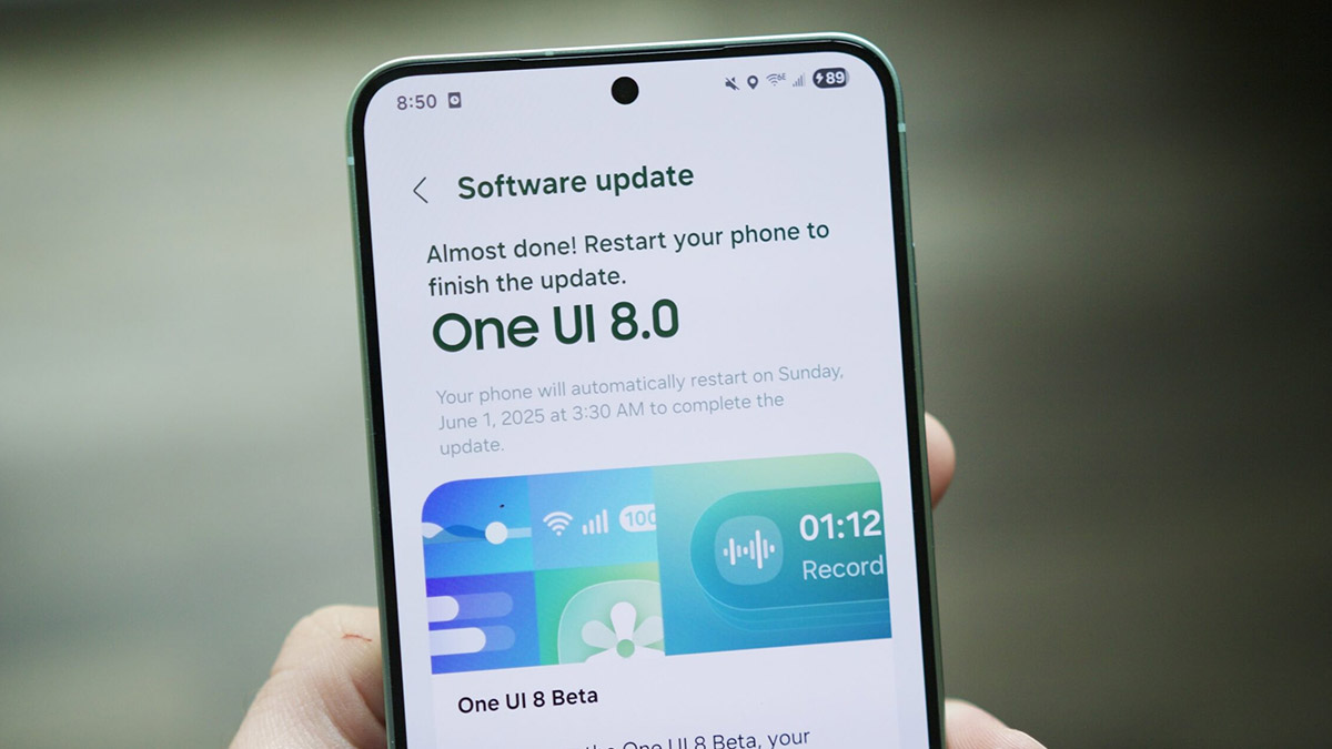 گوشی سامسونگ در حال نمایش آپدیت بتای One UI 8 در دست یک نفر در پس‌زمینه تار