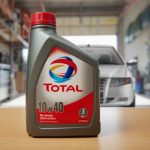 روغن موتور توتال جلوی یک سمند سفید در گاراژ