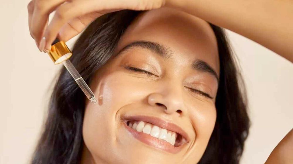 زن درحال استفاده روغن آرگان روی صورت