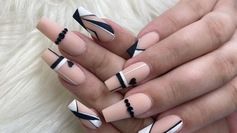 طراحی مینیمال مشکی لاک صورتی مات