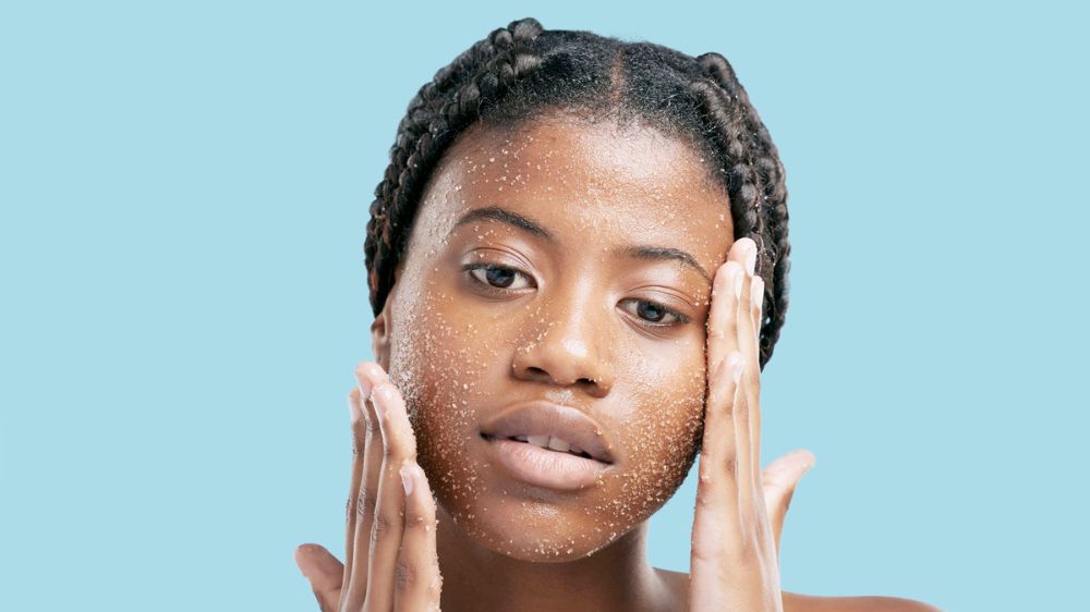 زن سیاه پوست با یک لایه اسکراب روی صورت
