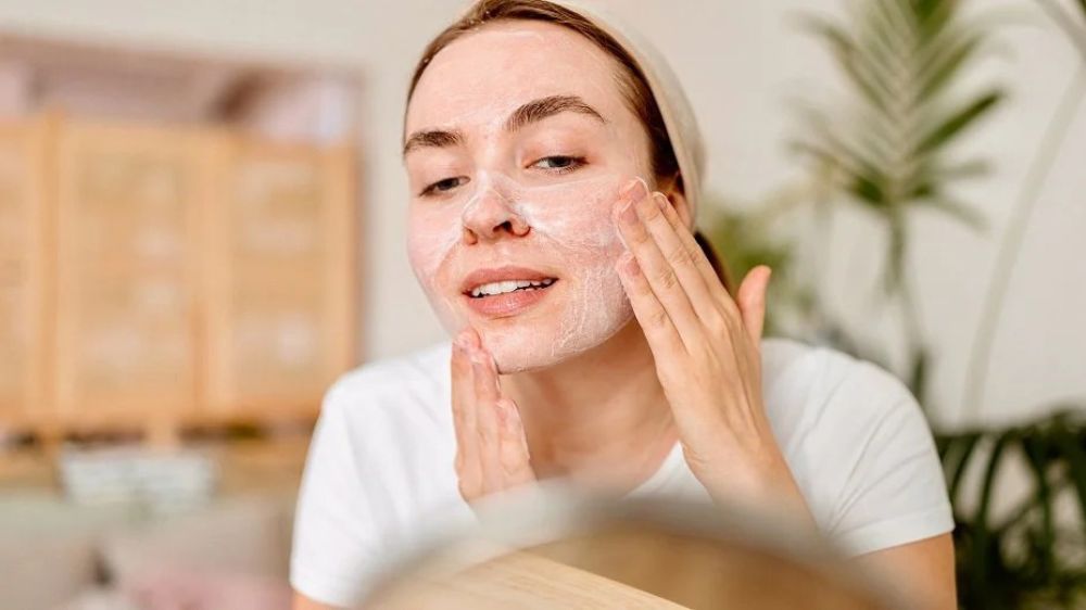 دختری در حال استفاده از پاککننده صورت