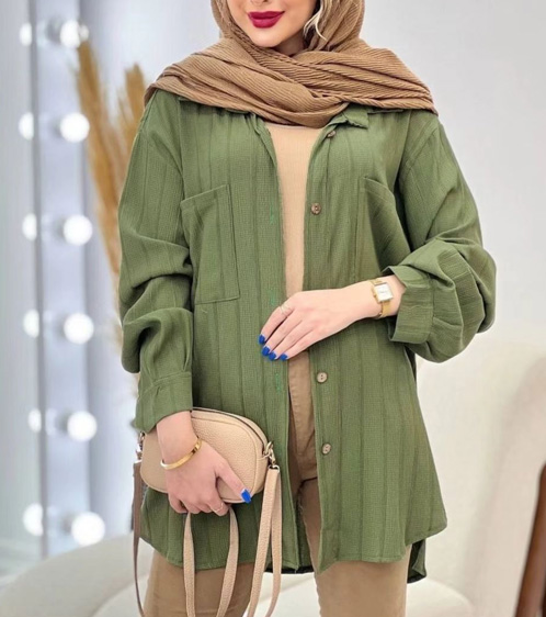 خانمی با مانتو کوتاه ابروبادی با رنگ سبز