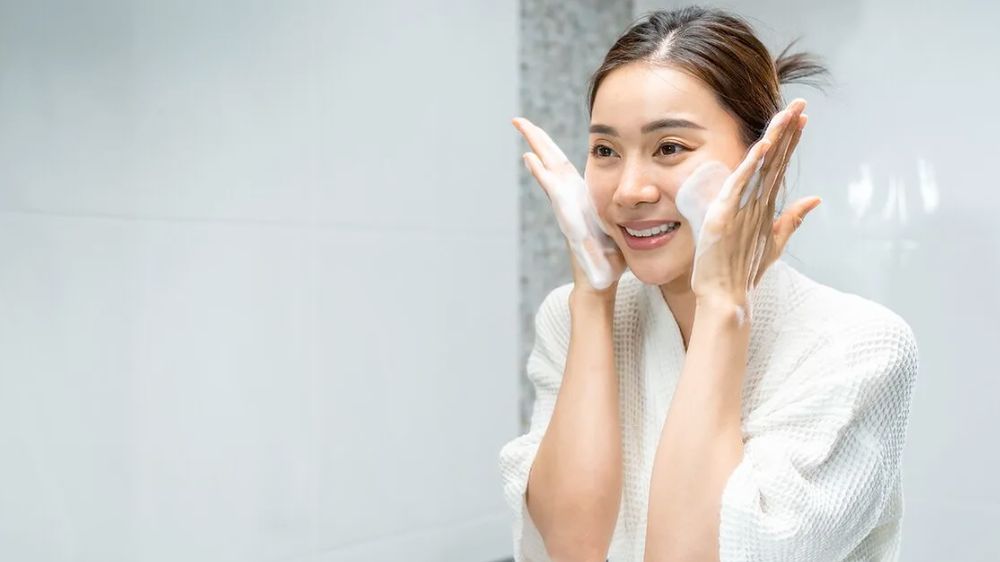 خانم اهل کره درحال شستشوی صورت با شوینده