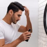 مردی در حال استفاده از ژل حالت دهنده مو