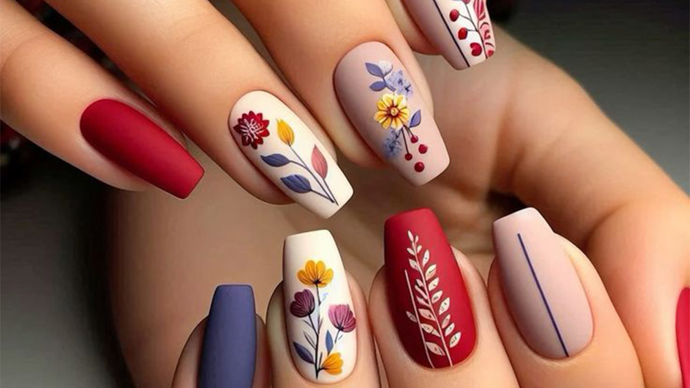 ناخنهایی با طراحی گلی لاک صورتی