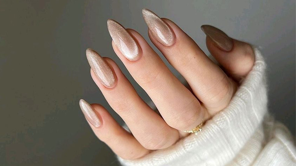 دیزاین ناخن با لاک چشم گربهای نسکافه