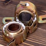 دو عدد یاتاقان کولر آبی روی یک میز چوبی