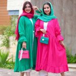 دو خانم ایستاده با مانتوهای رنگی ابروبادی