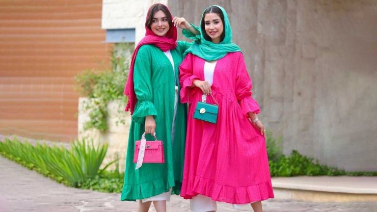 دو خانم ایستاده با مانتوهای رنگی ابروبادی