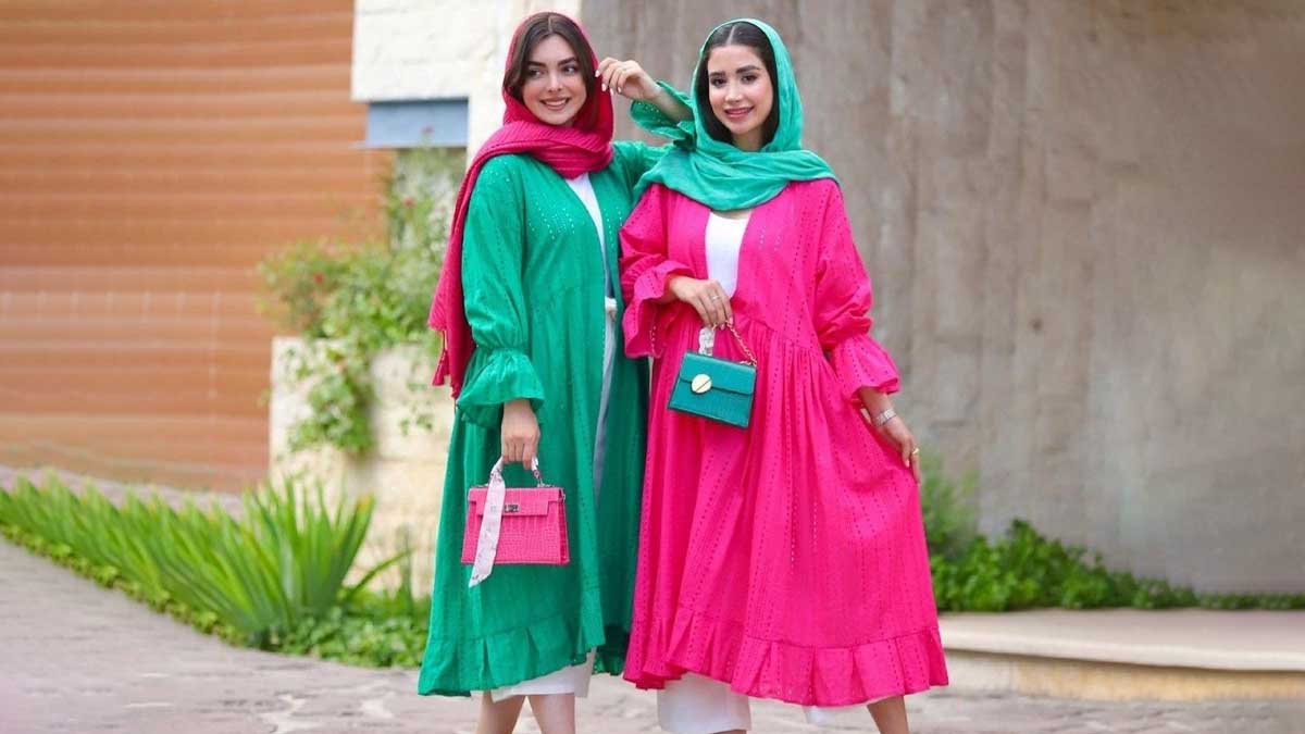 دو خانم ایستاده با مانتوهای رنگی ابروبادی