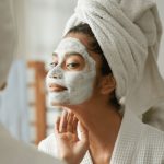 زن درحال انجام فیشال صورت در خانه
