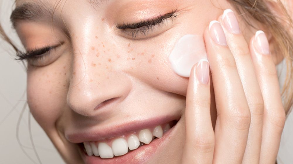 زن راضی از نرمی و لطفات پوست صورت
