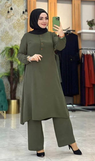 خانمی با مانتو شلوار سبز یشمی و پارچه ابروبادی