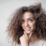 خانم جوان و زیبا با موهای فر